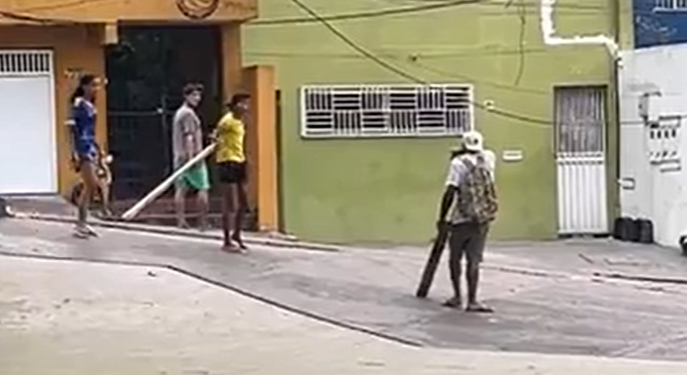 Mulher diz que foi cobiçada por ‘gaiat0’ e marido vai atrás com t0ra de madeira: ‘Botou pra cima de mim’