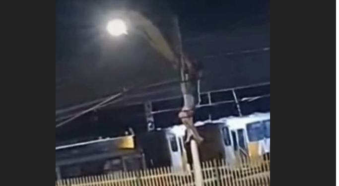Vídeo: Na fissura por bagulh0, homem é flagrado em poste para furt@r cabos no T5
