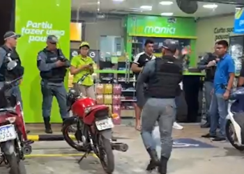 P1stoleir0 vestido de gari chega at1rando em homem que bebia em posto em Itacoatiara