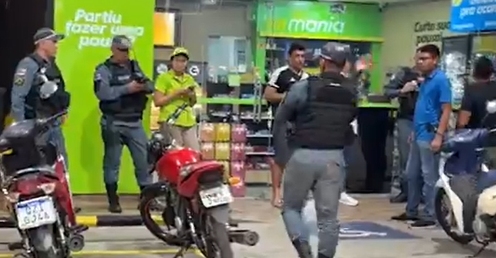 P1stoleir0 vestido de gari chega at1rando em homem que bebia em posto em Itacoatiara