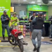 P1stoleir0 vestido de gari chega at1rando em homem que bebia em posto em Itacoatiara