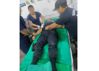 Durante ‘toró’ pesado em Tefé, guarda civil fica preso com a queda de estrutura metálica