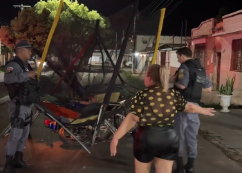 Em Itacoatiara, bebum invade festa do Dia das Crianças e atr0pela mulher e bebê de 6 meses