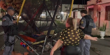 Em Itacoatiara, bebum invade festa do Dia das Crianças e atr0pela mulher e bebê de 6 meses