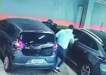 Vídeo mostra mulher sendo s3questr@da por band1dos na saída de supermercado; veja