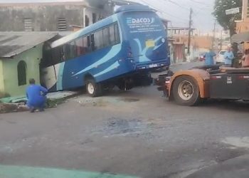 Vídeo: ônibus é guinchado de dentro de casa após motora perder o controle em Manaus