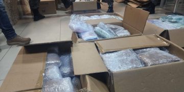 Mulher é flagrada com carro cheio de dr0gas e entrega o marido como cúmplice em Manaus