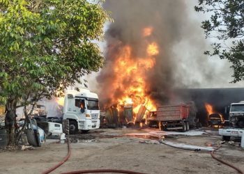 Oficina é destruída por incêndio e chamas quase atingem fábrica de colchões em Manaus