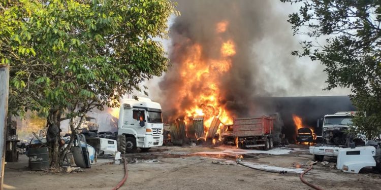 Oficina é destruída por incêndio e chamas quase atingem fábrica de colchões em Manaus