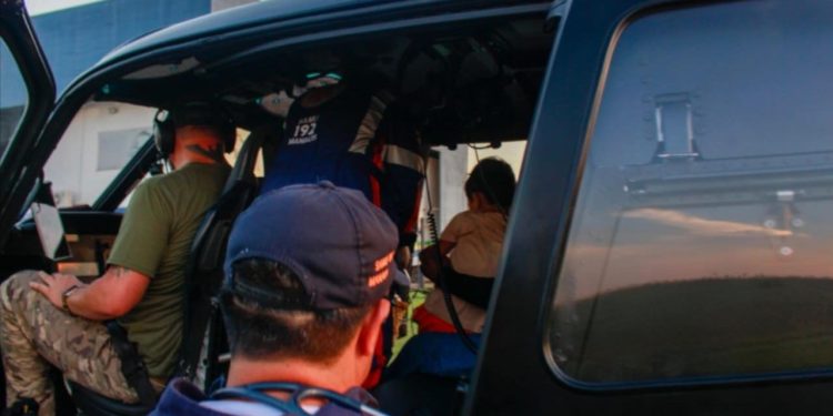 Idosa com fr4tura no quadril e garotinha com insuficiência respiratória são resgatadas de helicóptero em Manaus