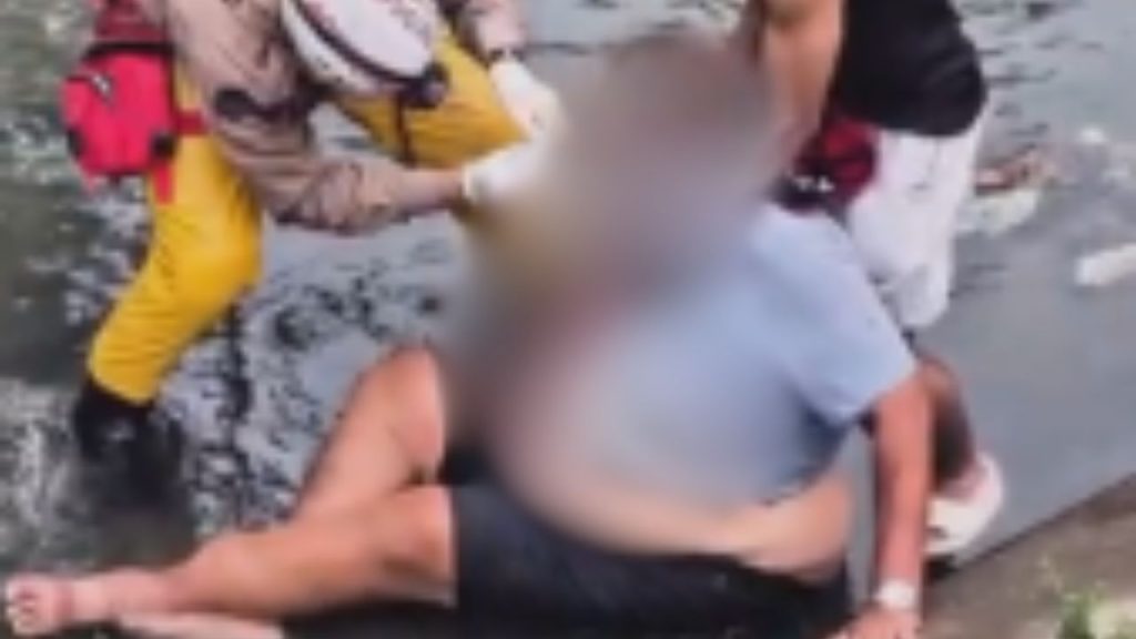 Vídeo: Homem com obesidade cai em igarapé e bombeiros realizam operação de resgate em Manaus