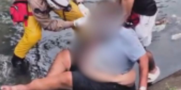 Vídeo: Homem com obesidade cai em igarapé e bombeiros realizam operação de resgate em Manaus