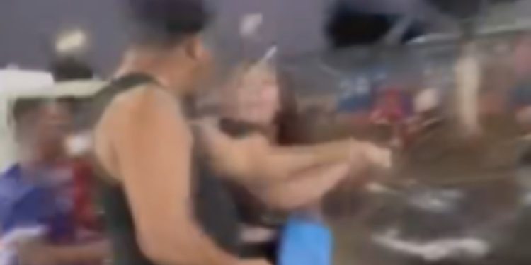 Vídeo: Mulher provoca ca0s em pizzaria de Parintins e sai gritando que havia sido agred1da