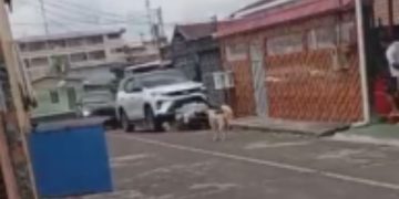 Vídeo: Tomada pela raiva, mulher usa carro para esmagar moto da amante do marido em Manacapuru
