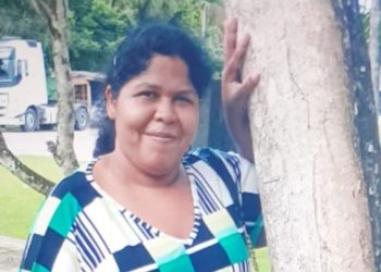 Mulher some após sair de casa no Colônia Santo Antônio; ela estava usando m conjunto quadriculado nas cores branca, verde e preta.