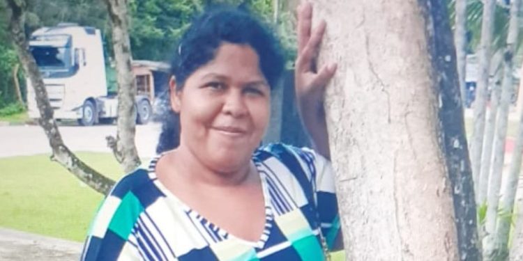 Mulher some após sair de casa no Colônia Santo Antônio; ela estava usando m conjunto quadriculado nas cores branca, verde e preta.