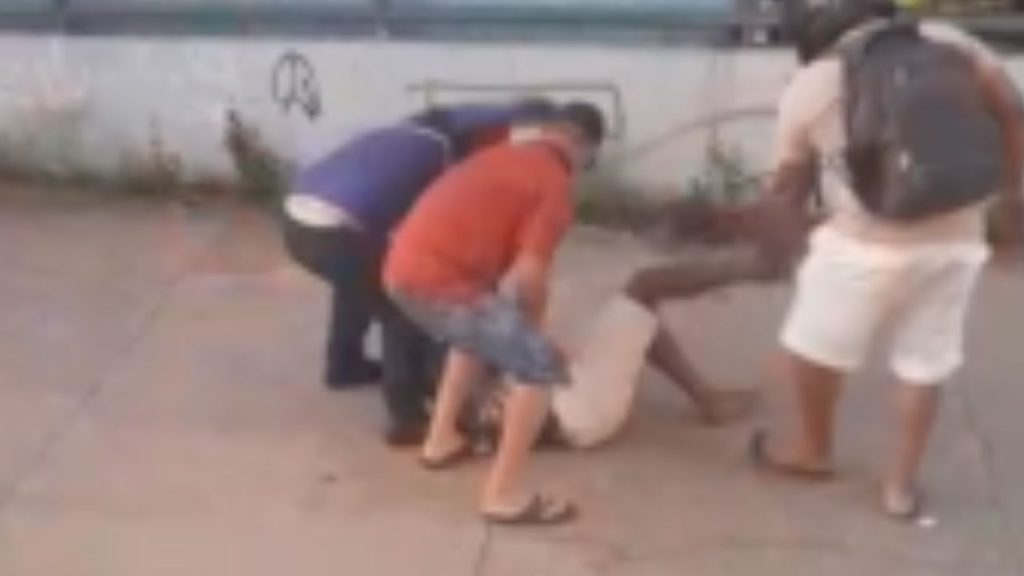 Vídeo: População faz 'justiça com as próprias mãos' após b4ndid0 ser pego no flagra no T5