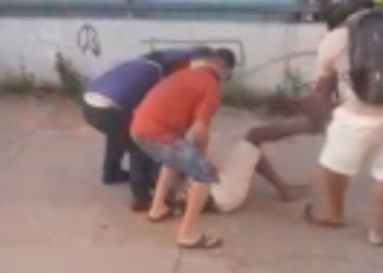Vídeo: População faz 'justiça com as próprias mãos' após b4ndid0 ser pego no flagra no T5