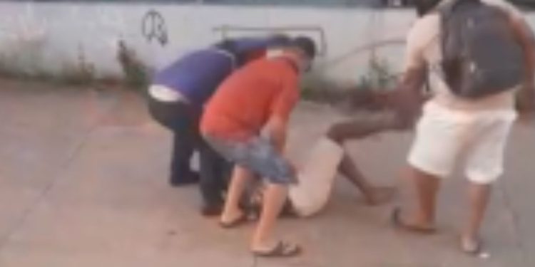 Vídeo: População faz 'justiça com as próprias mãos' após b4ndid0 ser pego no flagra no T5