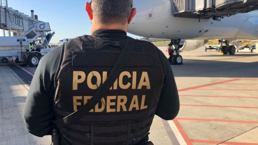 PF encontra mulher tentando viajar com mala lotada de mac0nh4 no aeroporto de Manaus