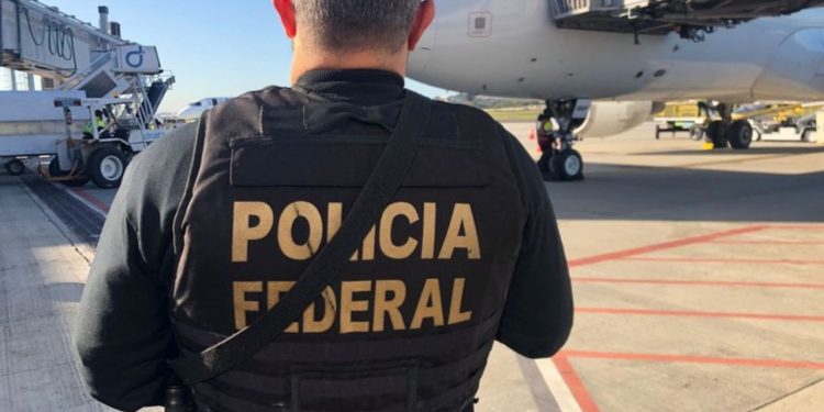 PF encontra mulher tentando viajar com mala lotada de mac0nh4 no aeroporto de Manaus