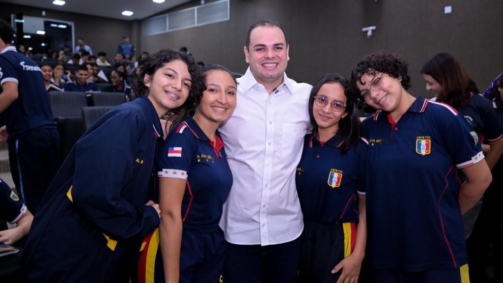 Presidente Roberto Cidade incentiva alunos na preparação para o Enem 2025 por meio do programa Aleam Educa, de sua autoria