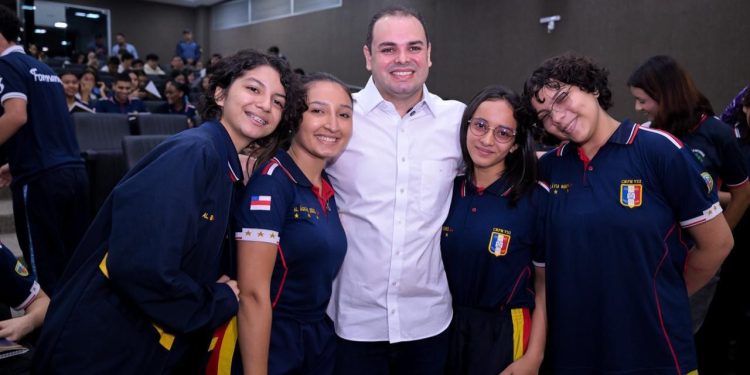 Presidente Roberto Cidade incentiva alunos na preparação para o Enem 2025 por meio do programa Aleam Educa, de sua autoria