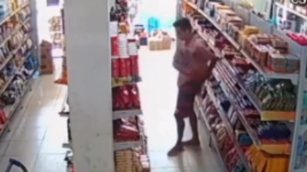 Vídeo mostra homem sendo 'pego no pulo' furt4ndo café e colocando na cueca em Manacapuru
