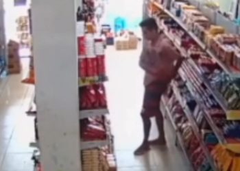 Vídeo mostra homem sendo 'pego no pulo' furt4ndo café e colocando na cueca em Manacapuru