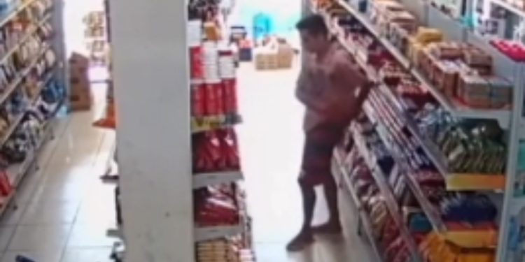 Vídeo mostra homem sendo 'pego no pulo' furt4ndo café e colocando na cueca em Manacapuru