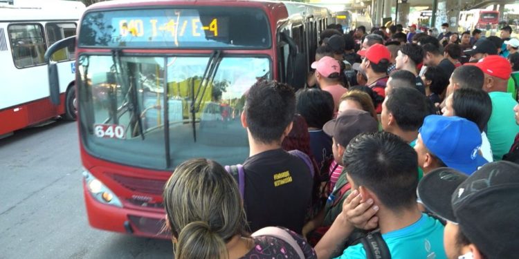Atraso nos salários leva rodoviários de Manaus a decretar greve por tempo indeterminado