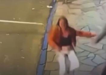 Vídeo: Carro em alta velocidade sobe na calçada e atinge mulher em cheio