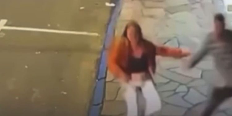 Vídeo: Carro em alta velocidade sobe na calçada e atinge mulher em cheio
