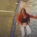Vídeo: Carro em alta velocidade sobe na calçada e atinge mulher em cheio