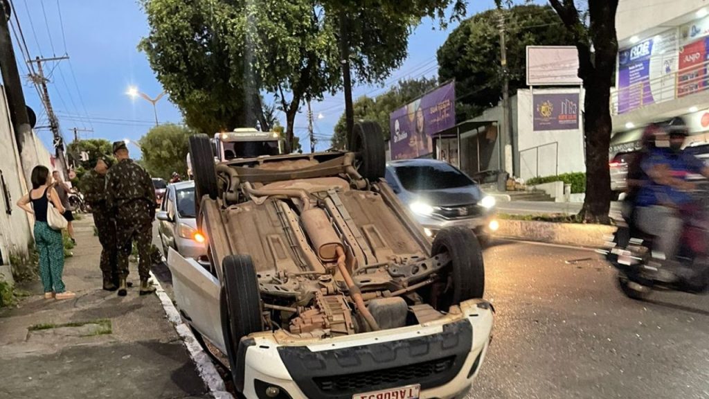 Motorista perde consciência e carro capota após c0lisão na zona oeste de Manaus