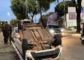 Motorista perde consciência e carro capota após c0lisão na zona oeste de Manaus