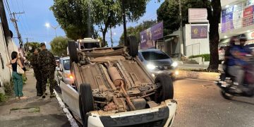 Motorista perde consciência e carro capota após c0lisão na zona oeste de Manaus