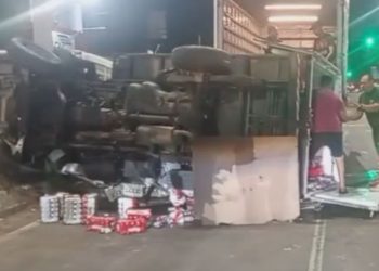 Motorista e dois ajudantes capotam carro após perder o freio em frente à Feira do Coroado