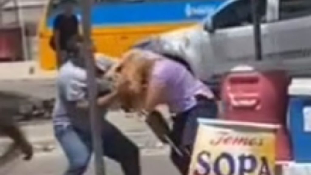 'B4te em mulher, c0varde': vídeo mostra homem pegando mulher pelos cabelos na ZL