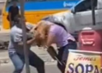 'B4te em mulher, c0varde': vídeo mostra homem pegando mulher pelos cabelos na ZL