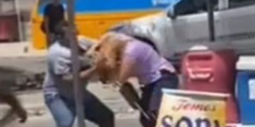 'B4te em mulher, c0varde': vídeo mostra homem pegando mulher pelos cabelos na ZL