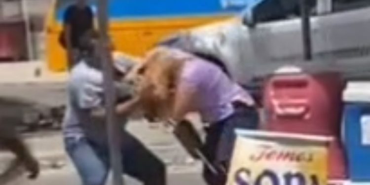 'B4te em mulher, c0varde': vídeo mostra homem pegando mulher pelos cabelos na ZL