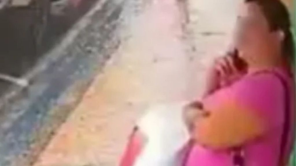Vídeo bizarr0 mostra carro atr0peland0 e lanç4ndo mulher contra vitrine de loja