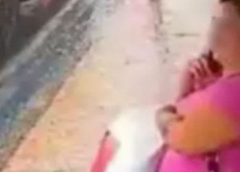 Vídeo bizarr0 mostra carro atr0peland0 e lanç4ndo mulher contra vitrine de loja