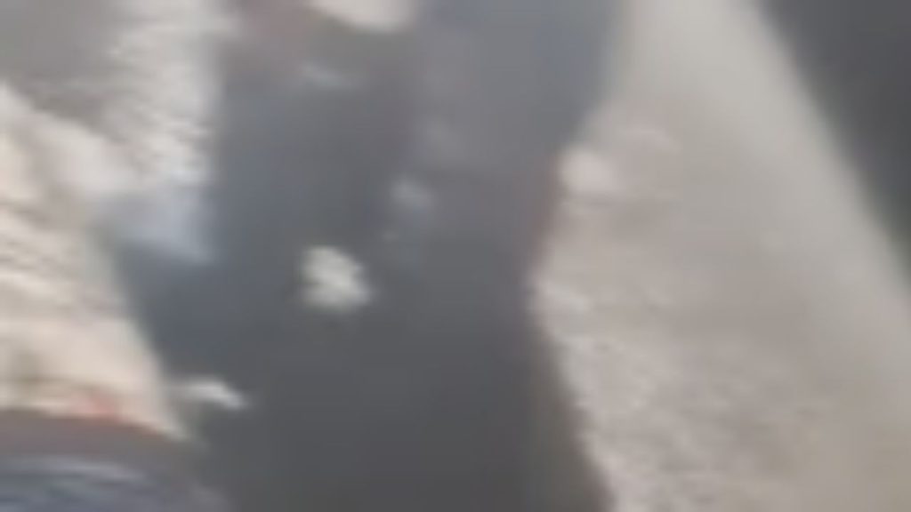 Mulher cai da moto e tem perna esm4gad4 por ônibus em Manaus; vídeo