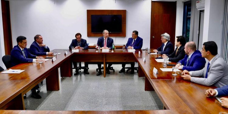 Omar Aziz reúne bancada do Amazonas no Congresso para definir emendas ao Orçamento Federal de 2026*