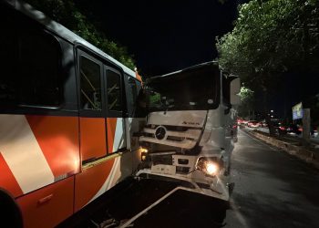 Reboque se rompe e ‘cavalinho’ atinge ônibus na Avenida Rodrigo Otávio, em Manaus