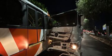 Reboque se rompe e ‘cavalinho’ atinge ônibus na Avenida Rodrigo Otávio, em Manaus