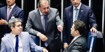 Omar Aziz aponta 14º salário para beneficiados com isenção de Imposto de Renda aprovado no Senado