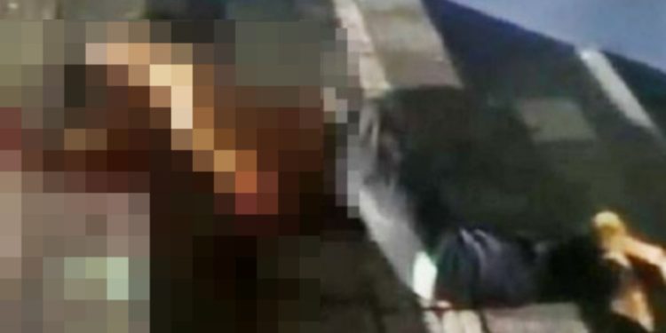 Imagem forte: morador de rua é espancad0 em Manaus e deixado na escada